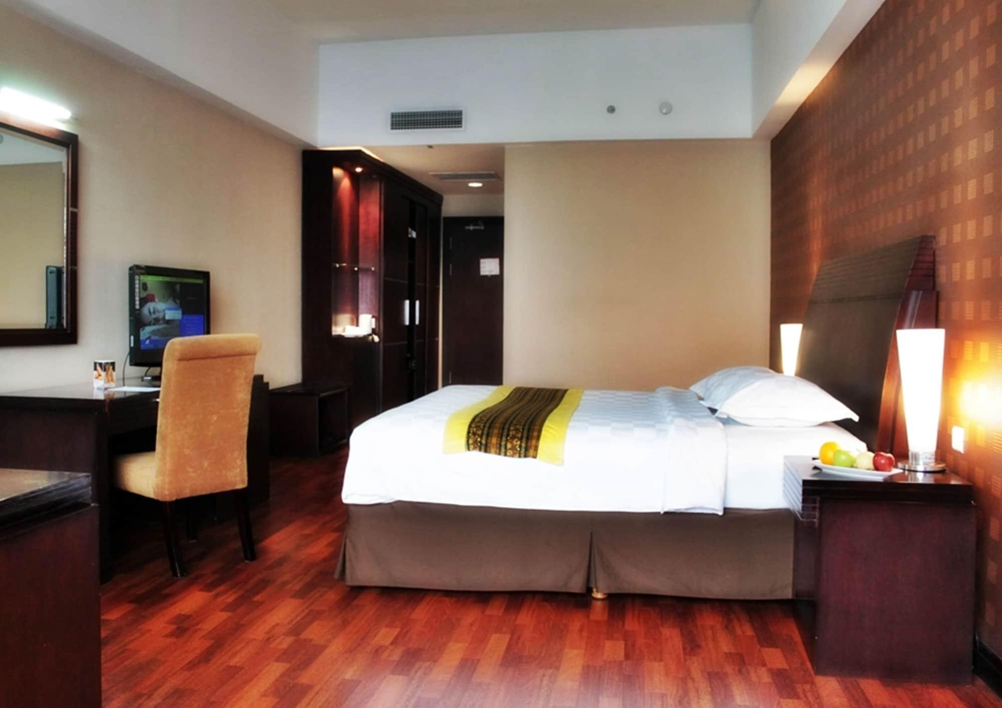 Grand Elite Hotel Pekanbaru Buitenkant foto
