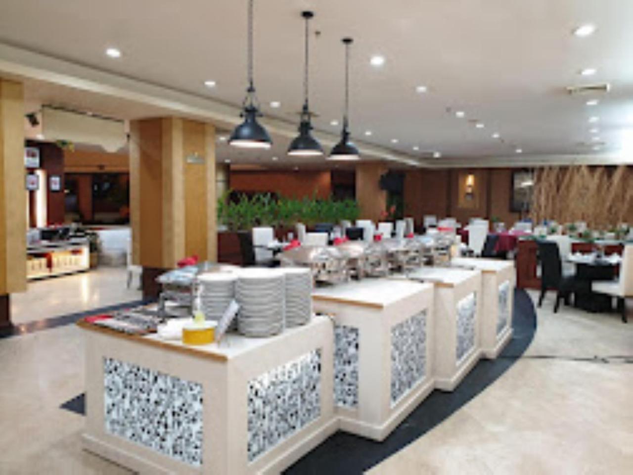 Grand Elite Hotel Pekanbaru Buitenkant foto