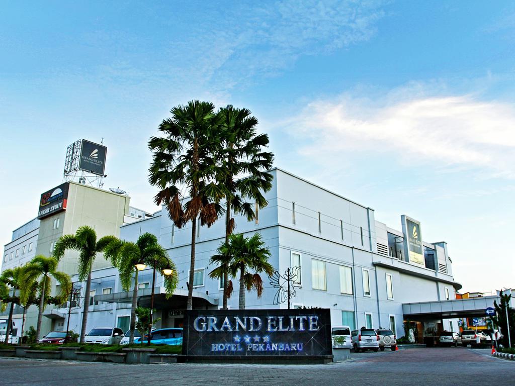 Grand Elite Hotel Pekanbaru Buitenkant foto