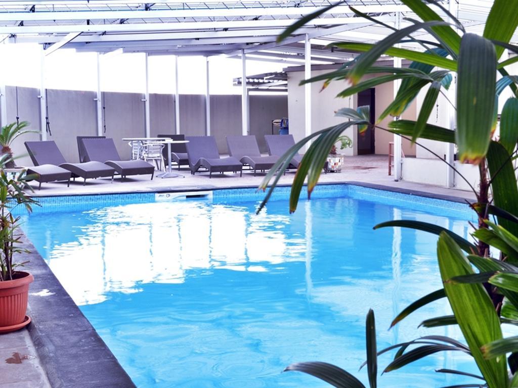Grand Elite Hotel Pekanbaru Buitenkant foto